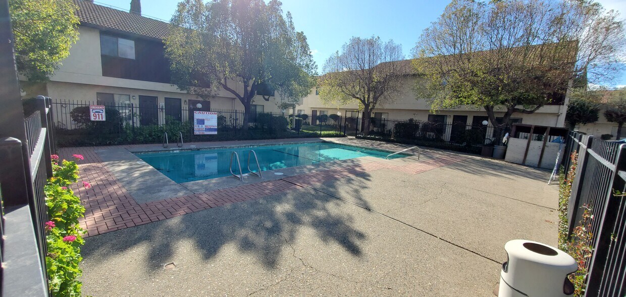 Piscina - Townhomes at 201