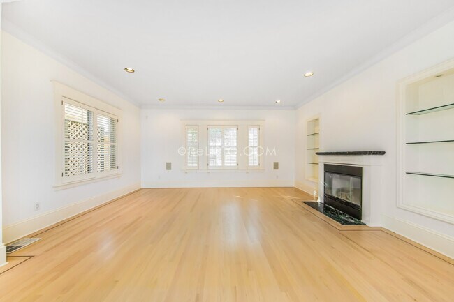 Building Photo - 2254 Leavenworth St