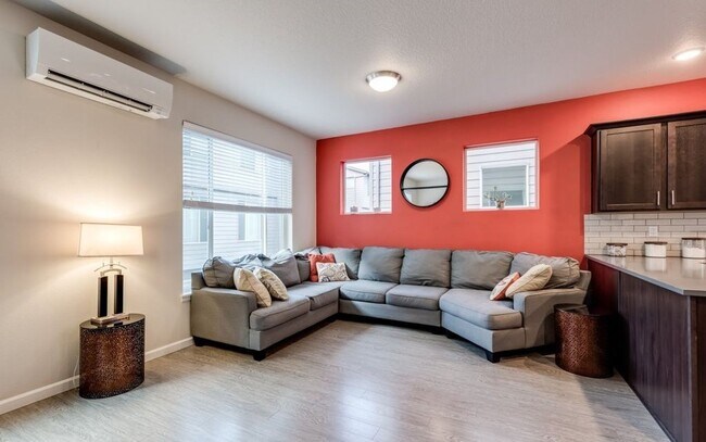 Building Photo - Beautiful 4 Bed Townhome!