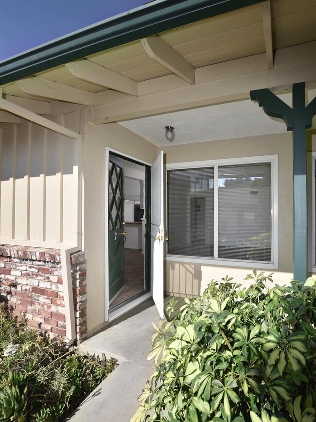 Building Photo - 650 Ridgeway Ln