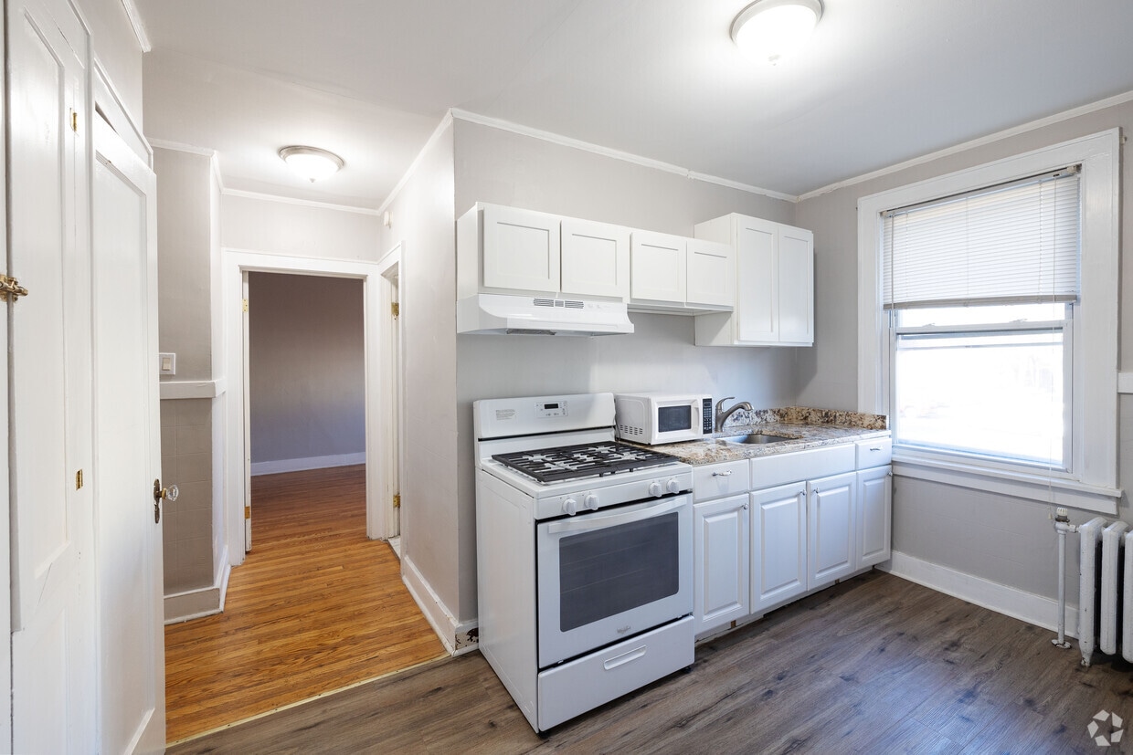1BR, 1 BA - 357-363 Morris St