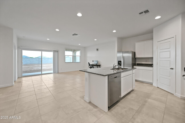 Foto del edificio - 38180 W Amalfi Ave