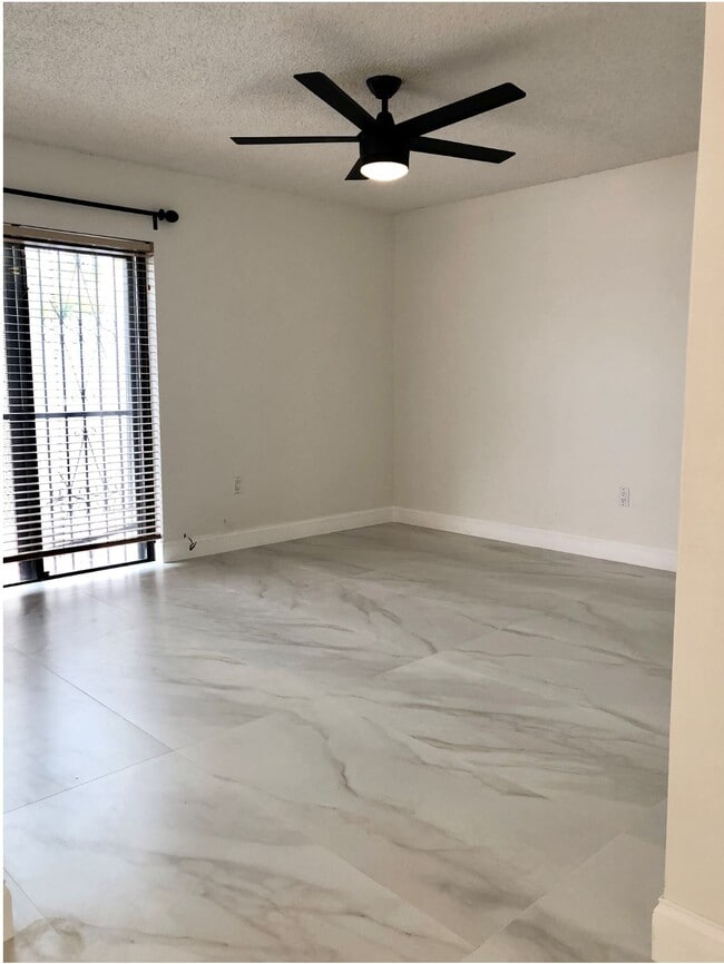 family room - 1461 SW 124th Ct