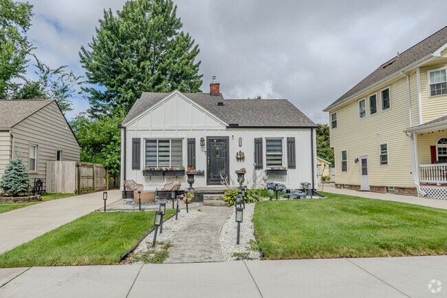 Building Photo - 1328 McLean Ave