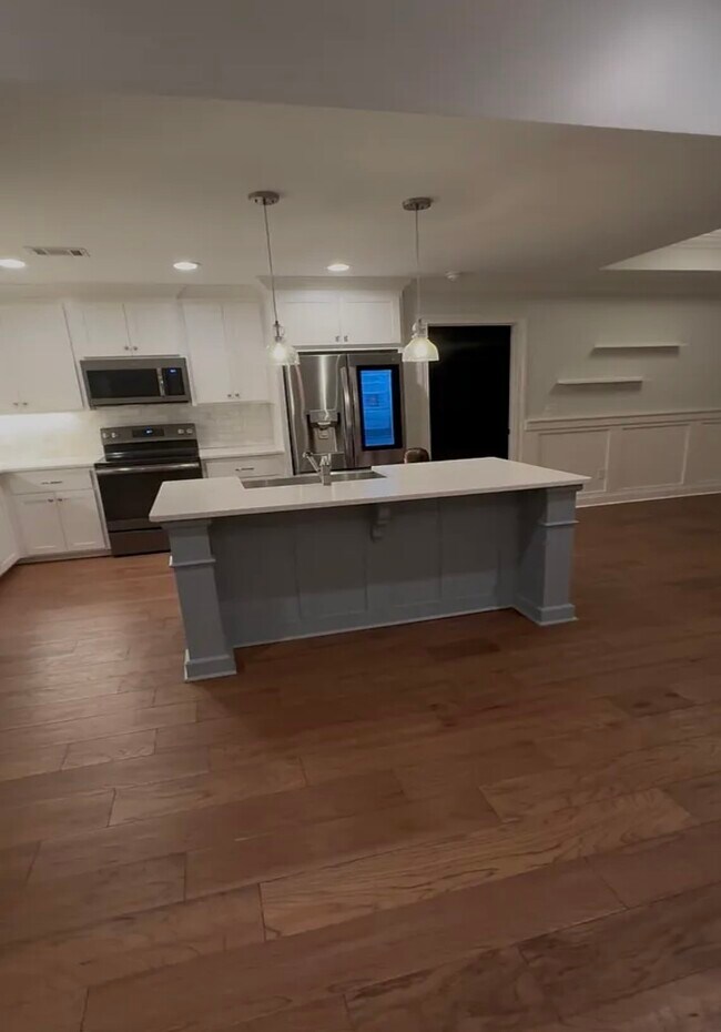 Cocina / Isla con fregadero y lavavajillas incorporados - 644 Osprey Cir