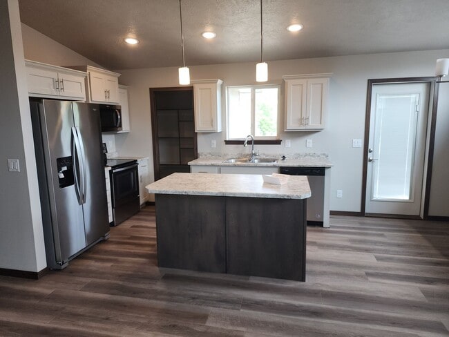 Building Photo - Three bedroom three bathroom house