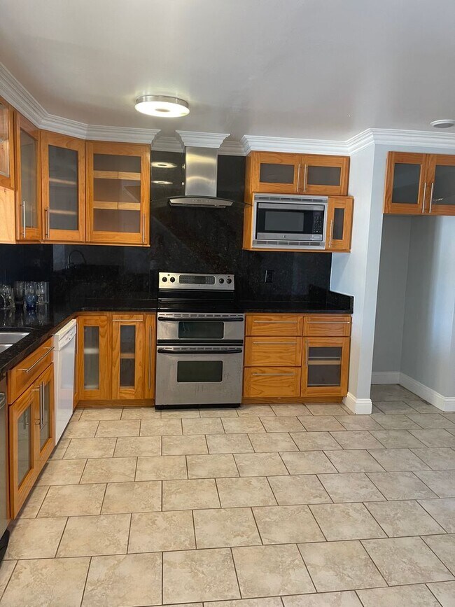 Foto del edificio - KEMPSVILLE LAKEFRONT TOWNHOUSE FOR RENT!
