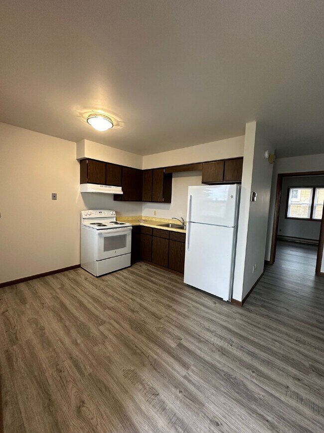 Building Photo - 1 Bedroom, 1 Bathroom Northside Apartment - Close to River Prairie Center
