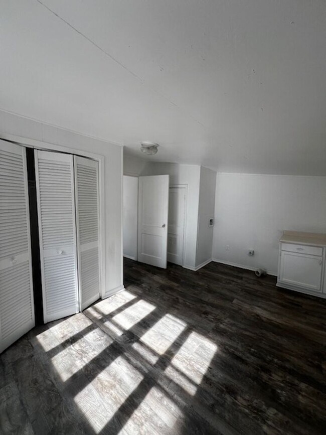 Building Photo - 605 Oak Park Dr