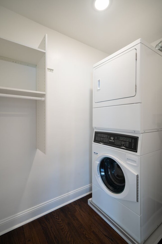 Foto del interior - Hickory Manor: In-Unit Washer & Dryer, Hea...