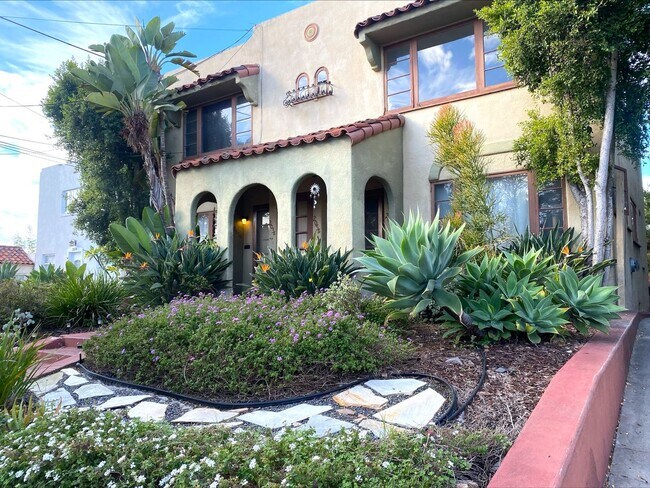 Foto del edificio - Craftsman Style One Bedroom with Decorative Fireplace! On Site Washer and Dryer & Assigned Storag...