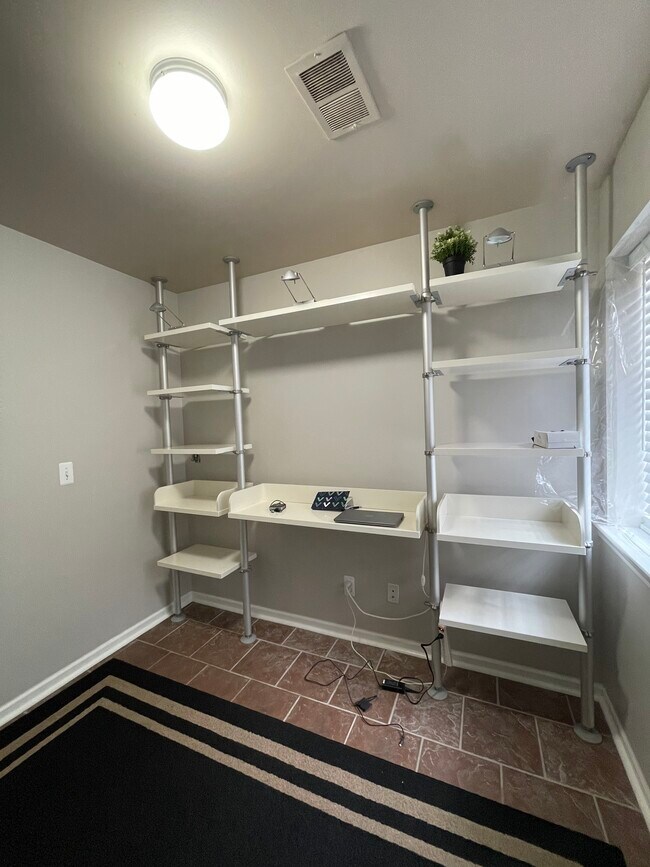 Dev-small office room - 41580 Hamlet Ln