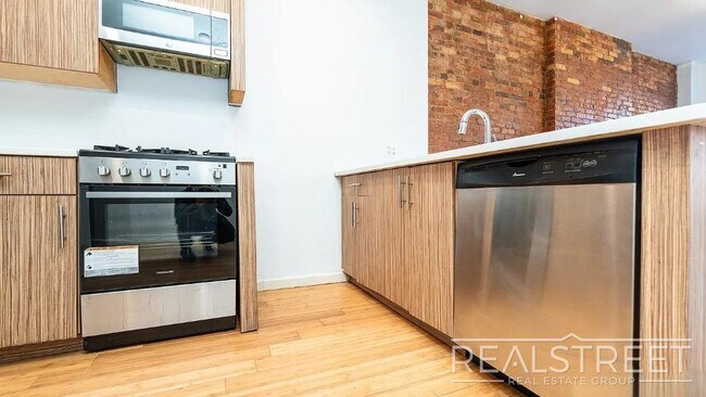 Foto del edificio - 4 Bed 2 bath off the border of Clinton Hill and Bedstuy.
