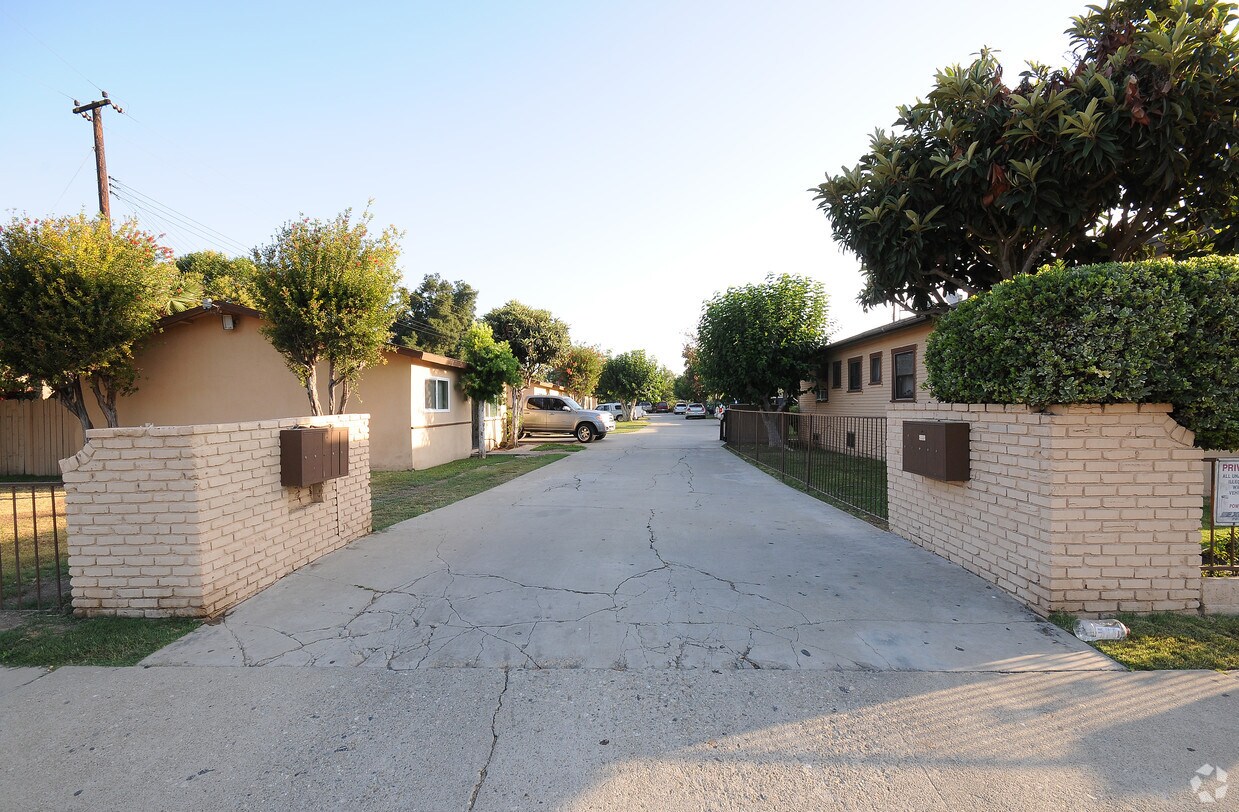 Primary Photo - 1347 W Grand Ave