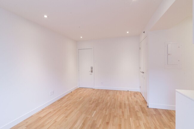 Building Photo - 25 Av des Pins O