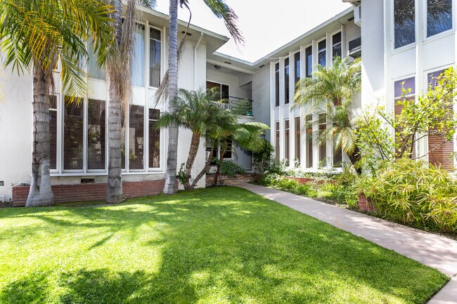 Foto del edificio - 1235 N Crescent Heights Blvd