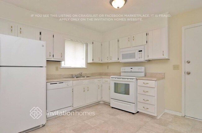 Building Photo - 3890 Benchmark Dr
