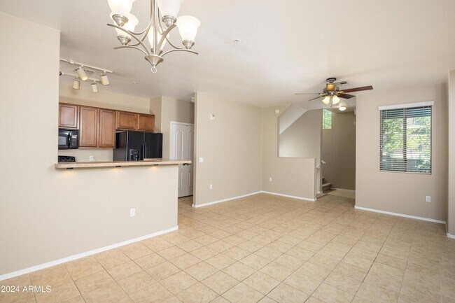 Foto del edificio - 240 W Juniper Ave