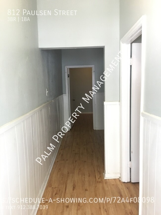 Building Photo - 3 Bed/1 Bath Apartment For Rent