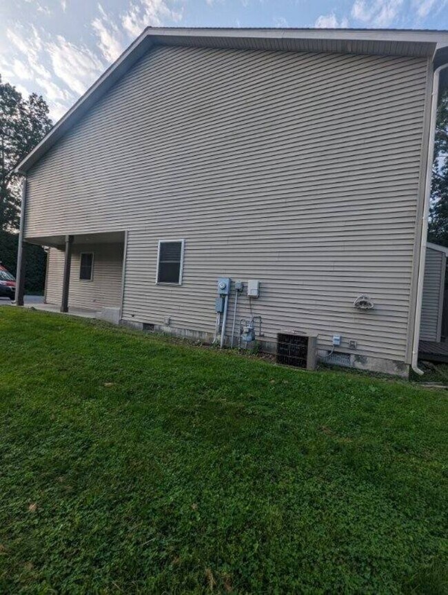Building Photo - 714 S 10th Street