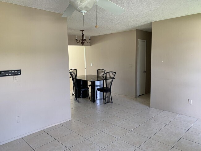 Foto del edificio - 273 NE Ardsley Dr