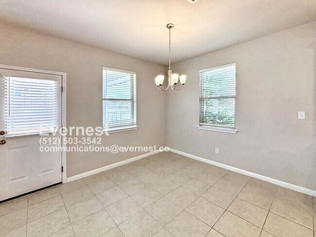 Foto del edificio - 4-Bedroom Home with Modern Comforts Near S...