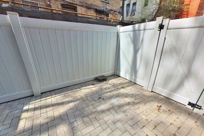 Foto del edificio - 438 W 52nd St