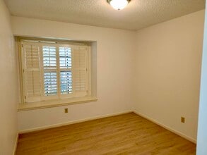 Building Photo - 2118 Hickory Lawn Dr