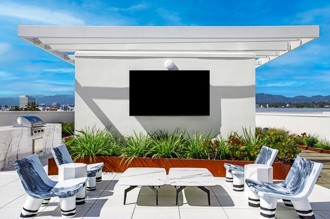 Building Photo - 1550 Lincoln Boulevard Santa Monica, CA 90401