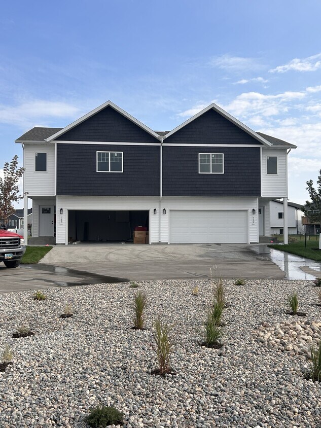 739 1st Ave N, Horace, ND 58047 Townhome Rentals in Horace ND