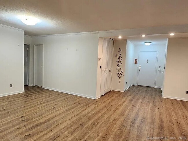 Foto del edificio - 65 Glenbrook Rd