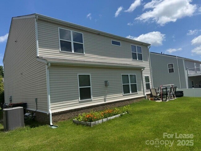 Foto del edificio - 493 Twelve Oaks Ln
