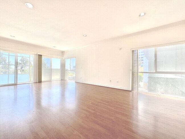 Foto del edificio - 8455 De Longpre Ave