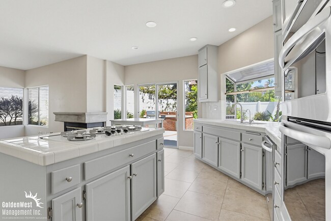 Foto del edificio - Charming and Spacious 4Bdm 3Ba Home in the Highly Desirable Carmel Valley Community!