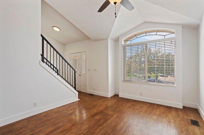 Building Photo - Spacious 4 Bedroom 3 Bathroom Layton Home