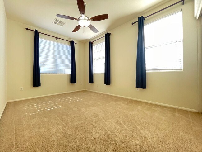 Foto del edificio - 3 Bedroom 2 1/2 Bath Home - Kitchen w/Gran...