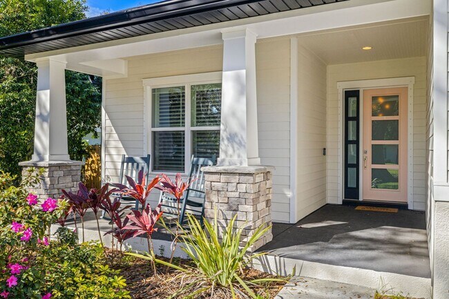 Building Photo - Captivating Modern Farmhouse Rental in Tampa