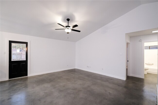 Foto del edificio - 6834 Holiday Ln