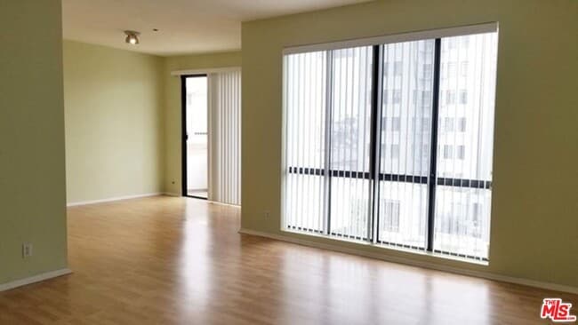 Building Photo - 533 S St Andrews Pl