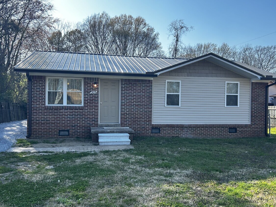 Primary Photo - Newly Remodeled 3 Bedroom 1 Bathroom with ...