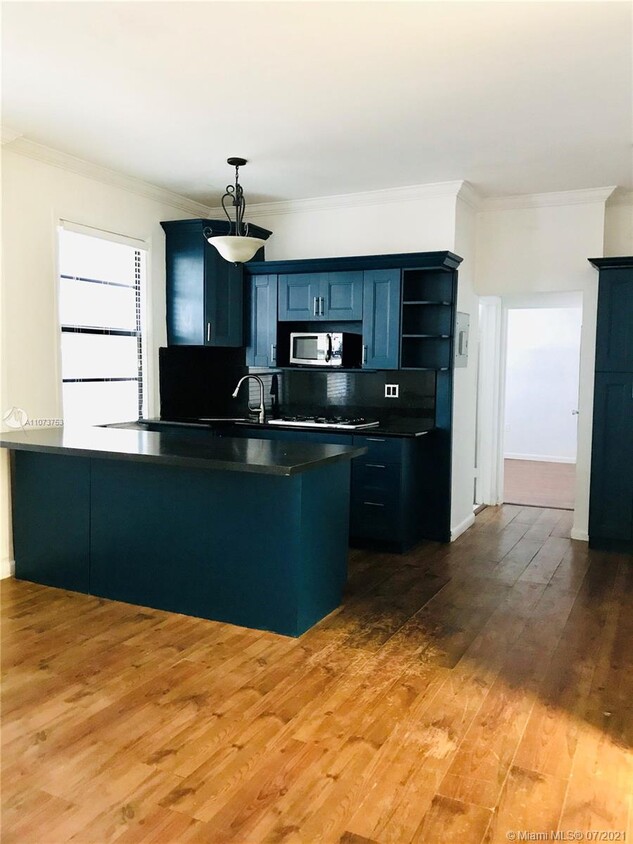 Primary Photo - 7149 Bay Dr