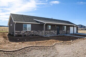 Building Photo - 718 400 S