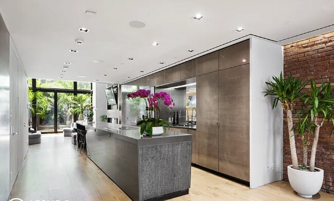 Foto del edificio - Featured in Architectural Digest, The Observer, and House Beautiful, this one-of-a-kind Washingto...