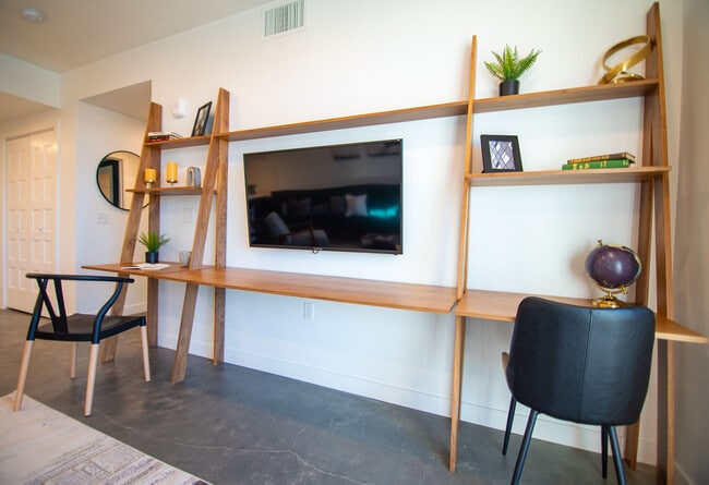 Building Photo - Quattro