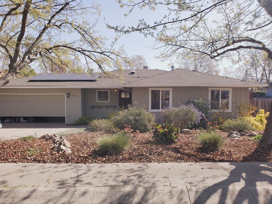Primary Photo - Upscale Single Family Home With Pool!