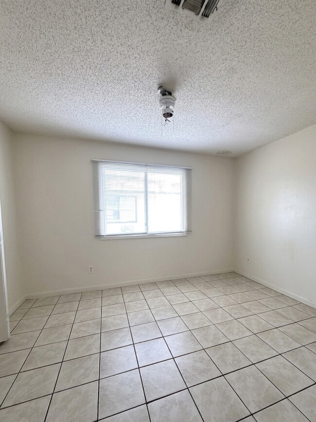 Building Photo - 517 S 61st Ave