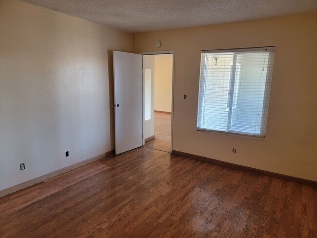 Foto del edificio - 1773 E Harmon Ave