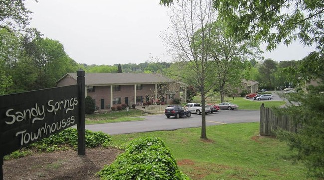 Foto del edificio - Sandy Springs Townhouses