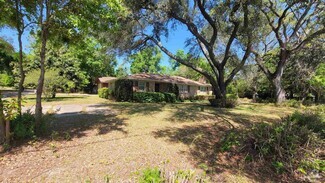 Building Photo - 400 E Oakfield Rd