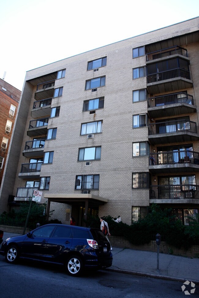 Foto del edificio - 134-46 Maple Ave